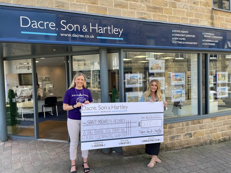 Dacres donate £5,000 to local hospice