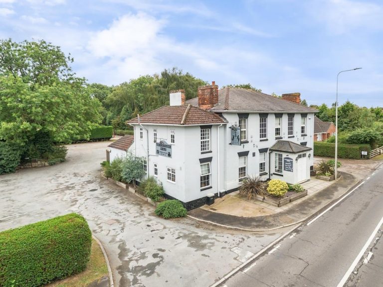 Lincolnshire pub with guest rooms placed on market